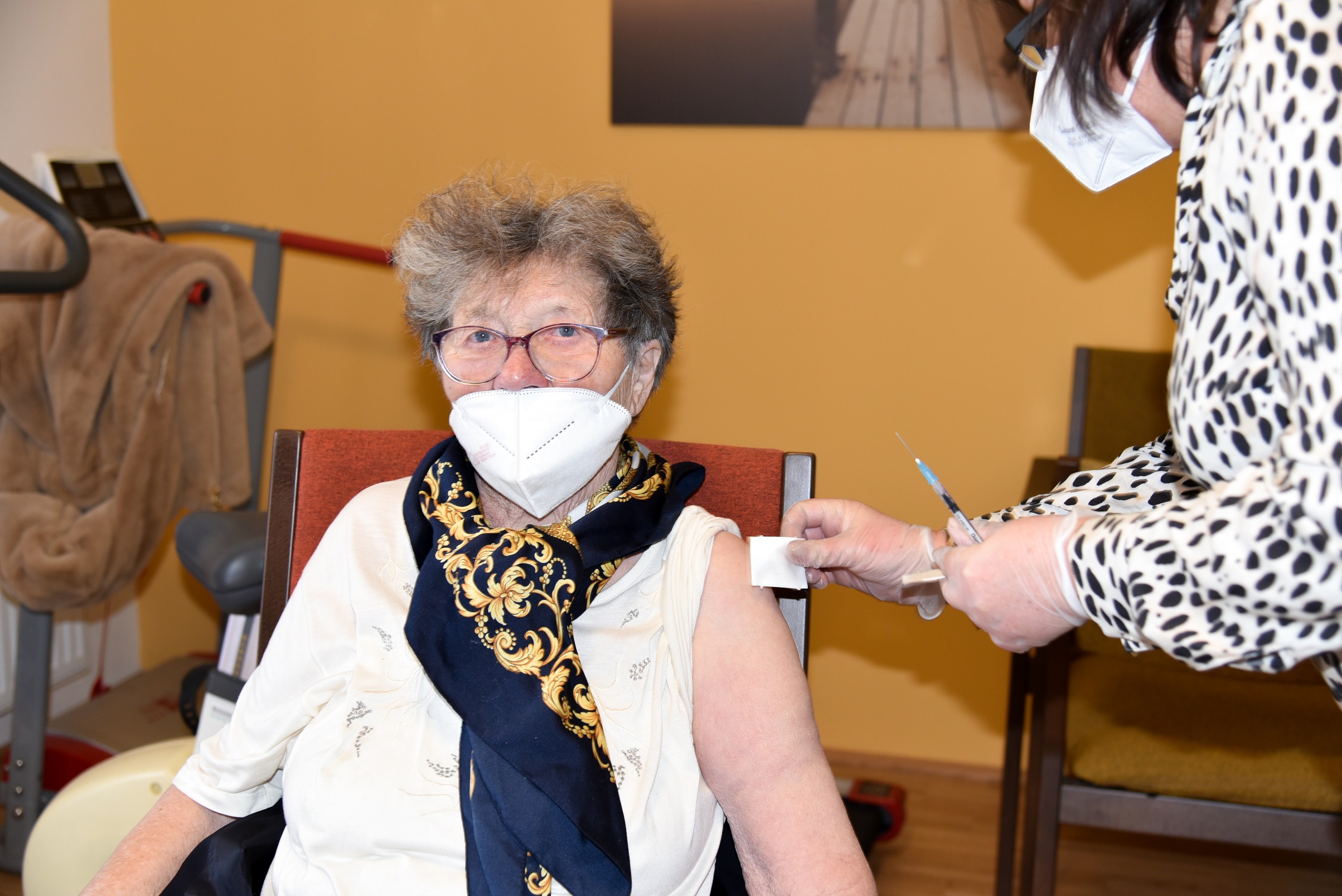 Die 91-Jährige Bewohnerin der Seniorenresidenz Mödling bekommt ihre Impfdosis.